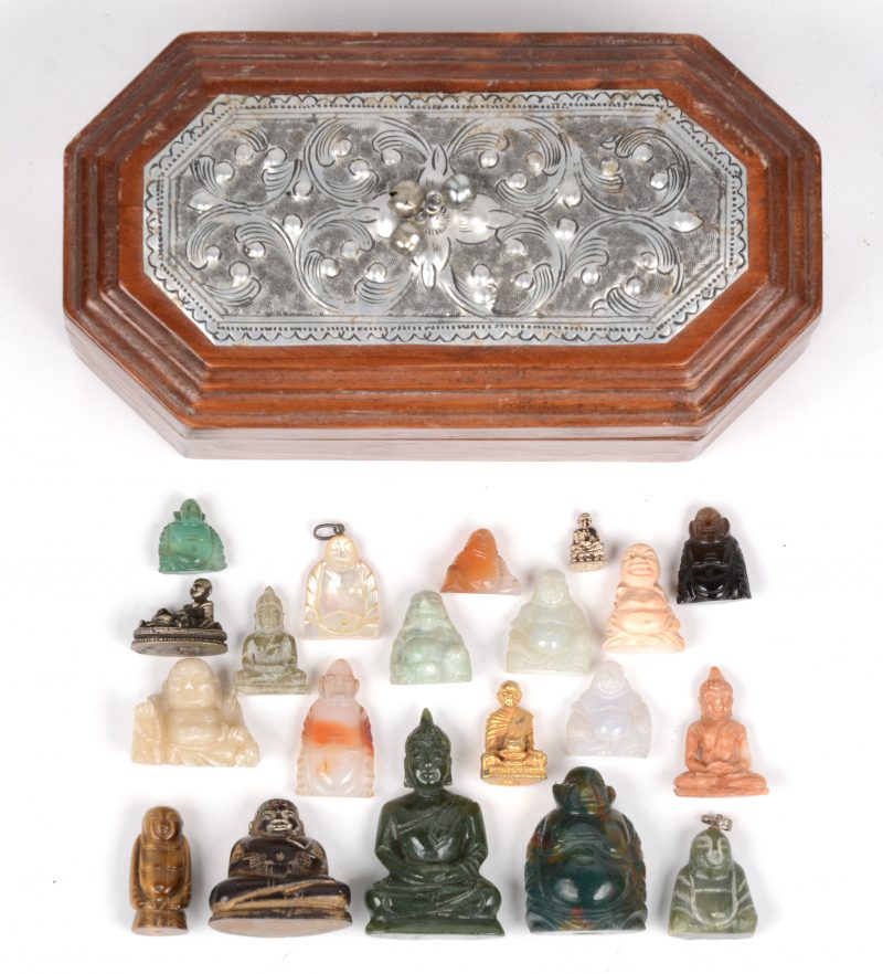 Een lot van 20 miniatuur Boeddhabeeldjes van diverse mineralen en metaal. In doosje