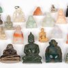 Een lot van 20 miniatuur Boeddhabeeldjes van diverse mineralen en metaal. In doosje