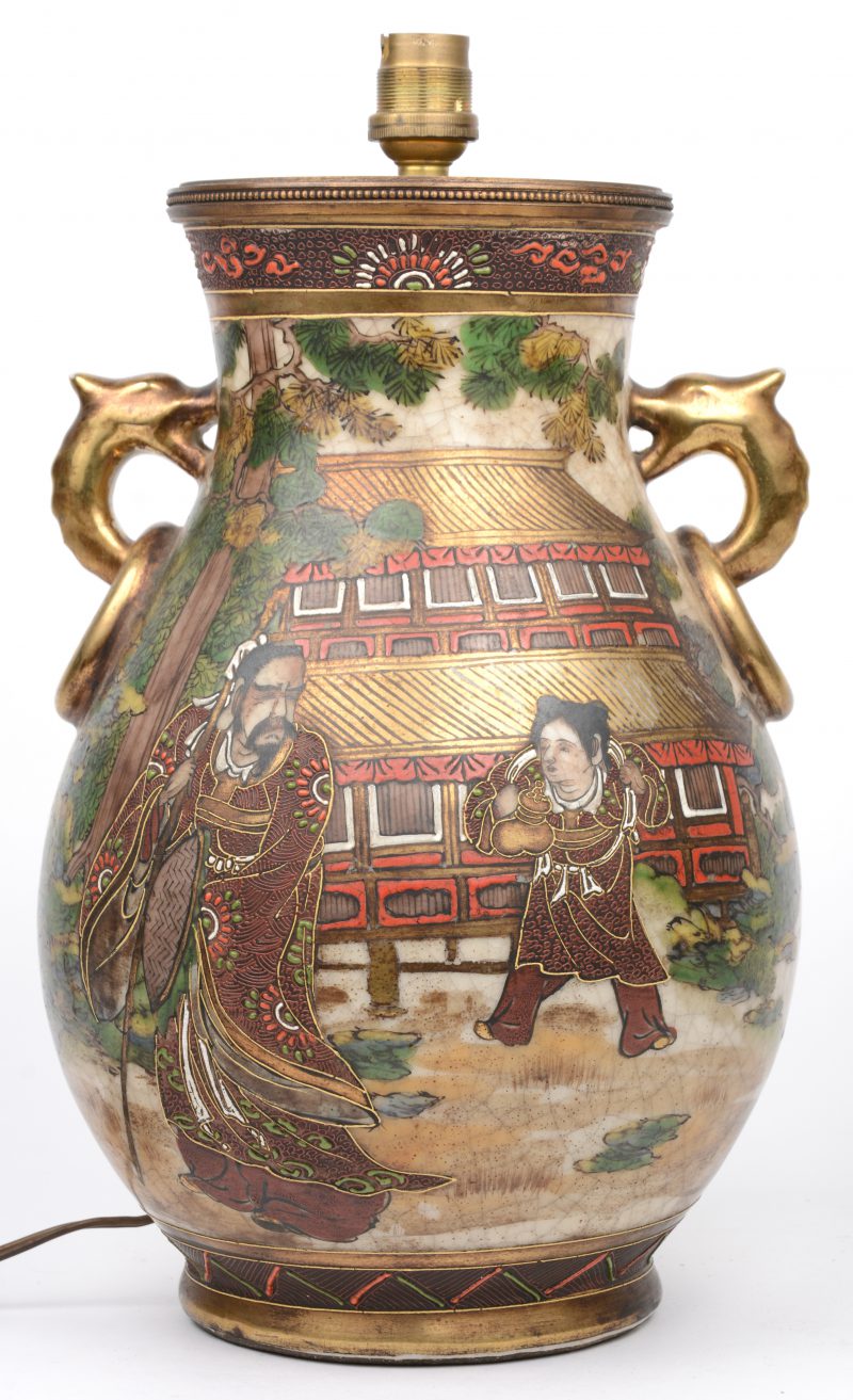 Een satsuma-stijl vaas gemonteerd als lamp. Met opgehoogde figuren gedecoreerd.