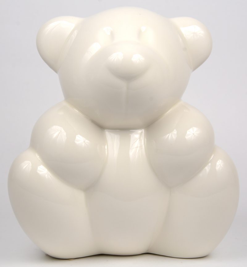 “Fast affection bear”. Een beertje van wit geglazuurd aardewerk naar ontwerp van Rik Delrue. Gemerkt.