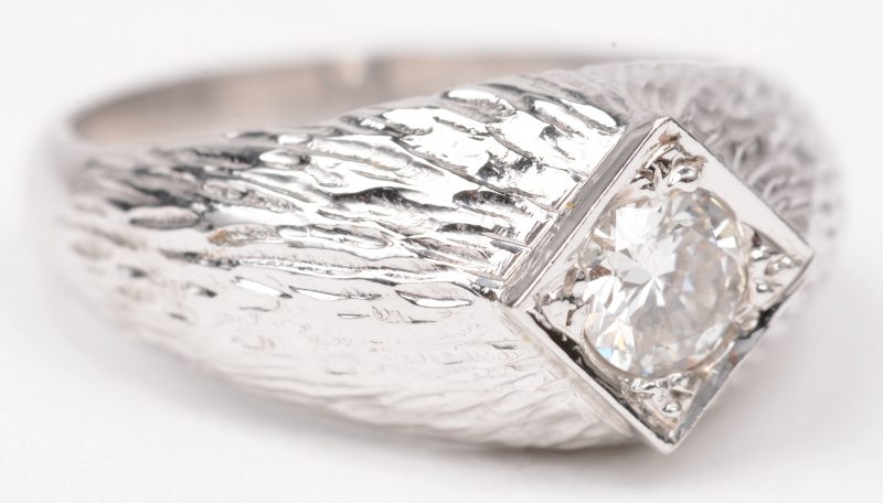 Een platina ring bezet met een solitaire briljant van +- 0,30 ct.