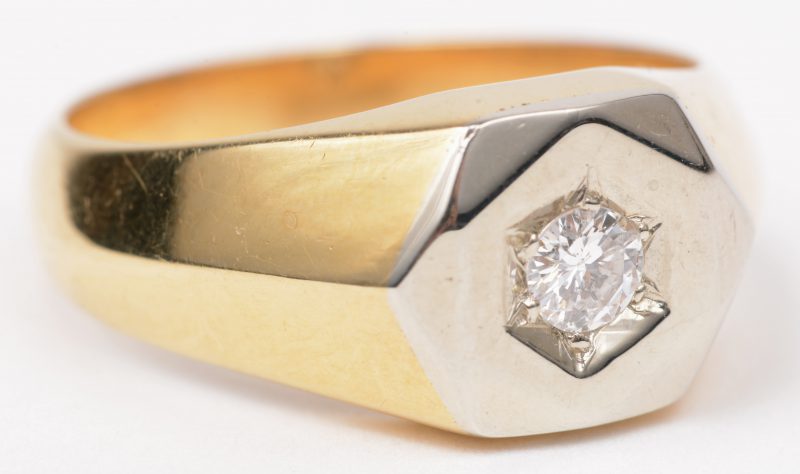 Een 18 K geelgouden ring bezet met solitaire briljant van 0,20 ct.