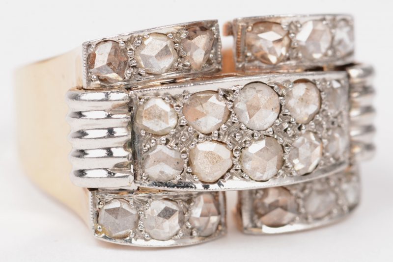 Een 18 K wit en geelgouden art deco ring bezet met diamanten oude slijp met een gezamenlijk gewicht van +- 1,10 ct.