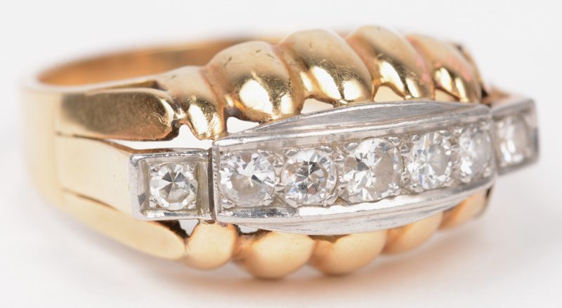 Een 18 K wit en geelgouden ring bezet met diamanten met een gezamenlijk gewicht van +- 0,70 ct.