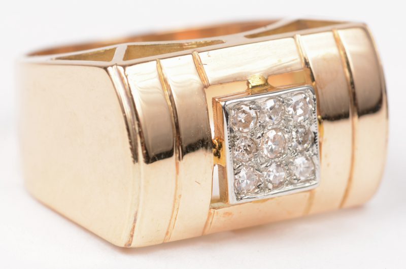 Een 18 K geelgouden ring bezet met diamanten met een gezamenlijk gewicht van +- 0,20 ct.