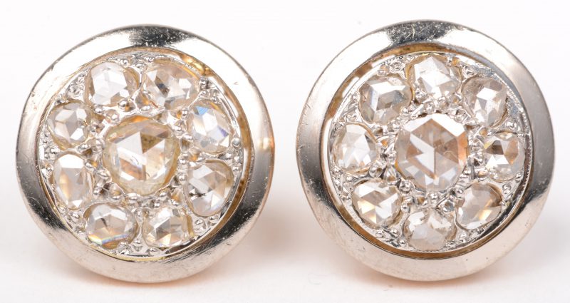 Een paar 18 K wit en geelgouden oorbellen bezet met diamanten oude slijp met een gezamenlijk gewicht van +- 1,50 ct.