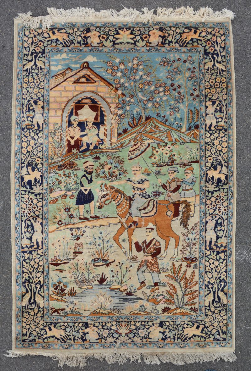 Oosters wollen karpet, rijkelijk gedecoreerd met figuren en landschap.