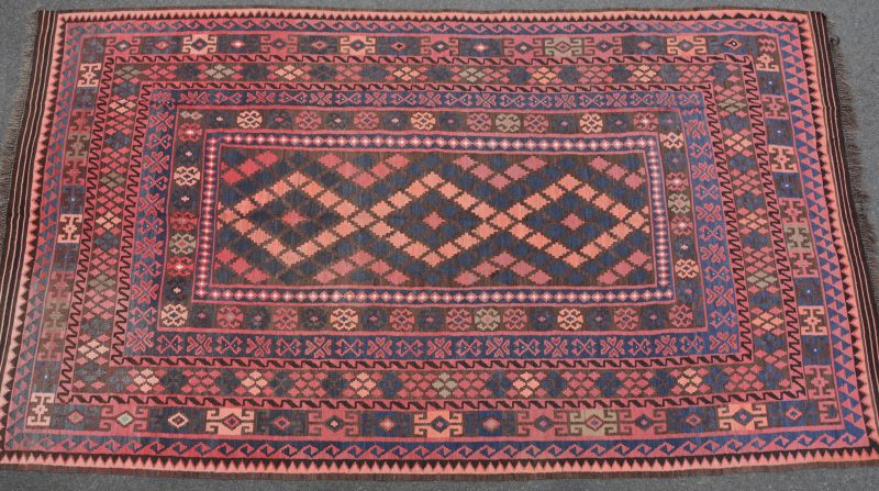 Een Kaukasisch wollen karpet.
