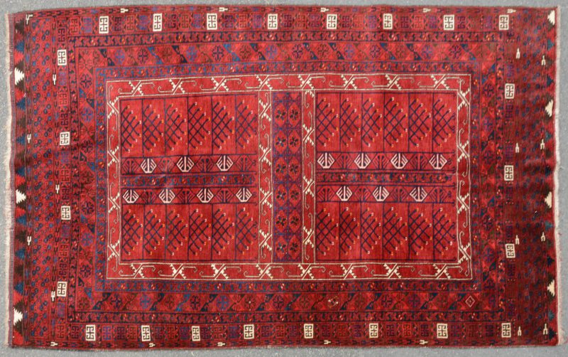 Een Afgaans wollen karpet.