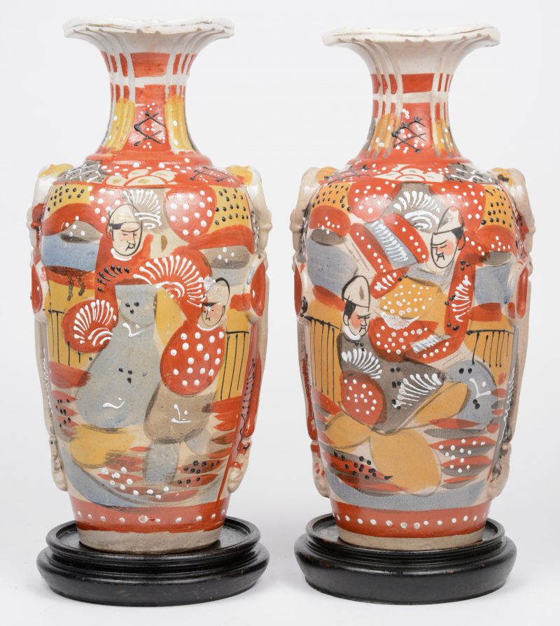 Een paar vazen van Satsuma-aardewerk.