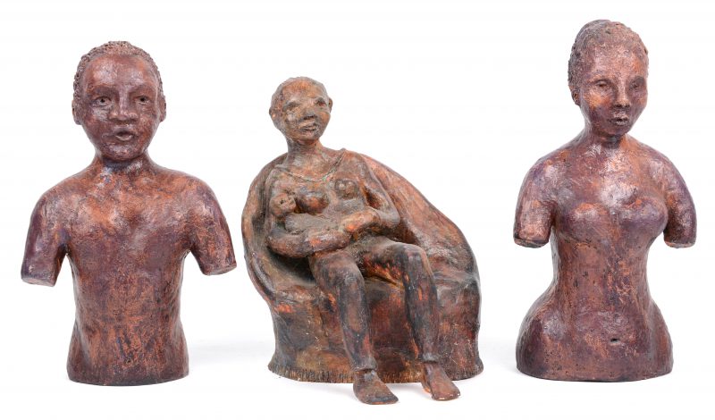 “Man”, “Vrouw” & “Moeder met kind”. Drie terracotta beeldjes. Gesigneerd.