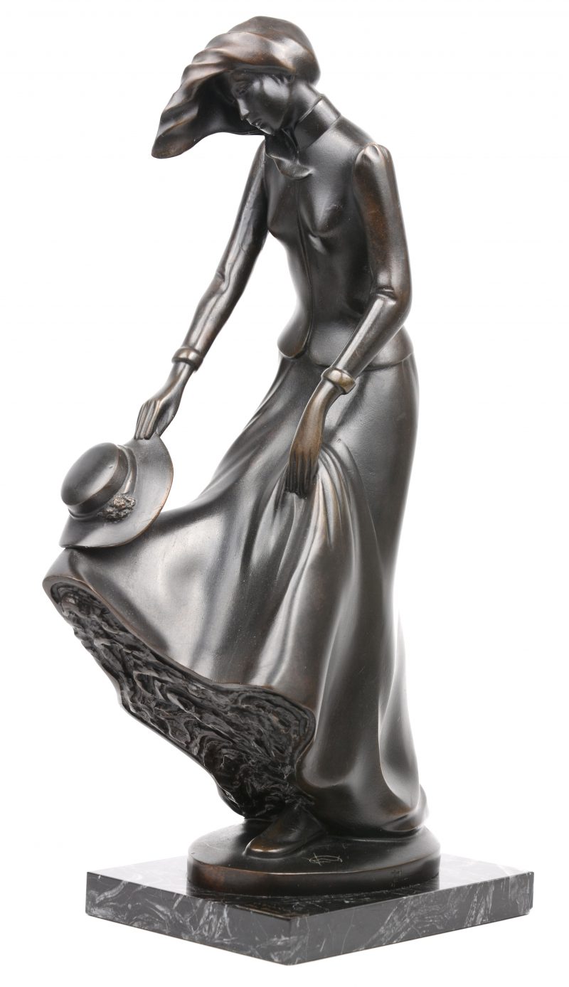 “Otoño”. Een bronzen beeld op marmeren sokkel. Gesigneerd.
