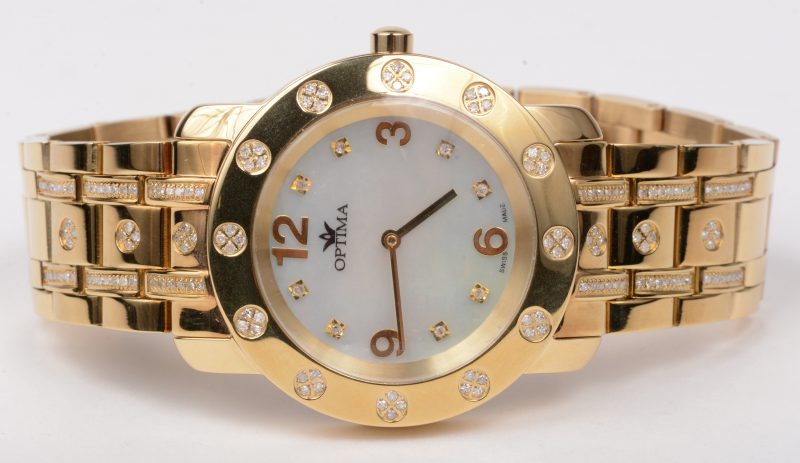 Quartz horloge van verguld metaal, bezet met 160 kleine diamantjes, samen 0,95 ct. Als nieuw, met etui en certificaten.