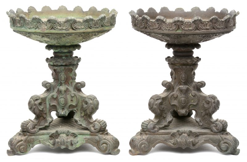 Een paar bronzen kaarsenhouders in barokke stijl.