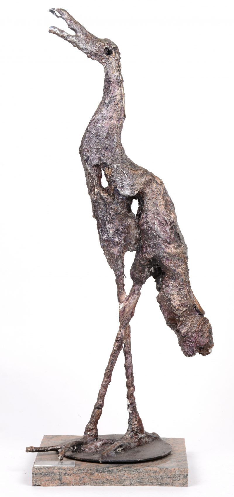 “Vogel”. Een beeld van plaaster met bronspatina en op marmeren sokkel. Gesigneerd.