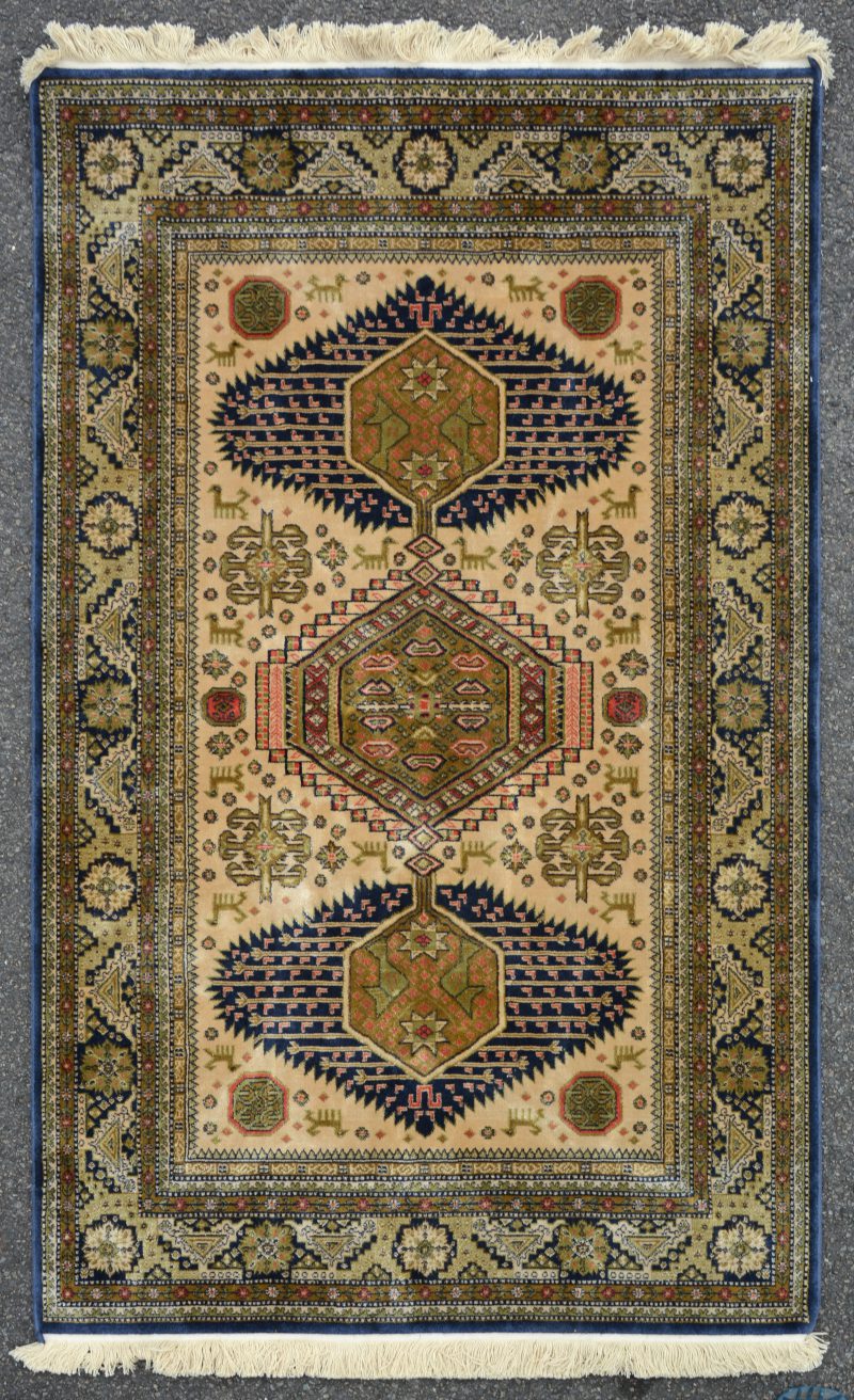 Een Perzisch karpet van natuurzijde.
