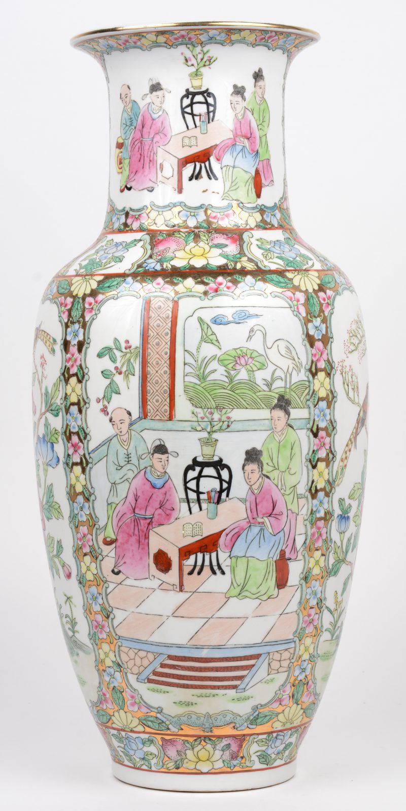 Een vaas in chinees porselein met figuren en bloemen motieven.
