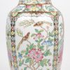 Een vaas in chinees porselein met figuren en bloemen motieven.