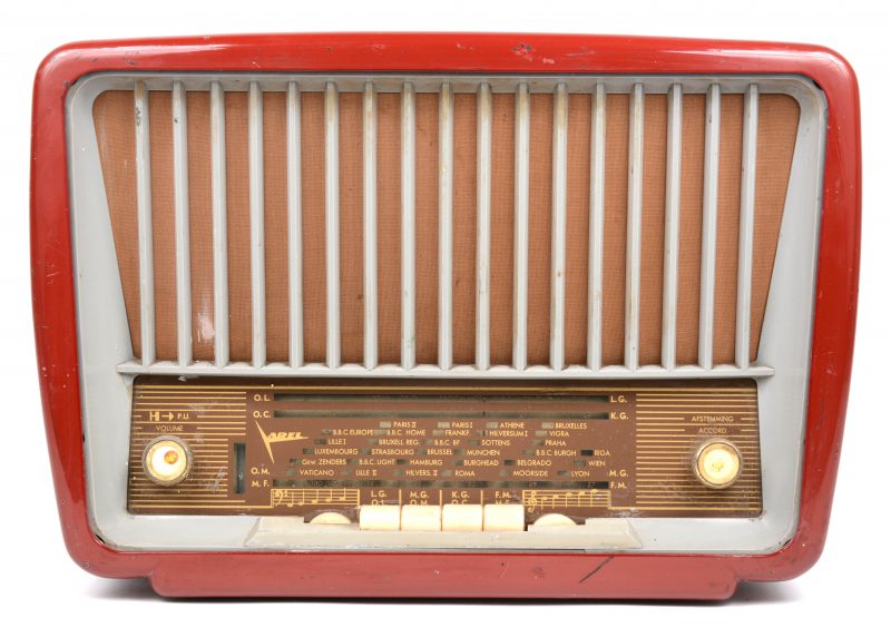 Een oude rode radio van het merk Arel.