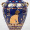 “The Golden vase of Bast”. Een porseleinen vaas met meerkleurig en verguld decor op blauwe fond in antiek egyptisch stijl. Gedateerd 1987.