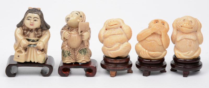 Vijf Japanse Netsukes van gesculpteerd been. Drie aapjes en een koppeltje.