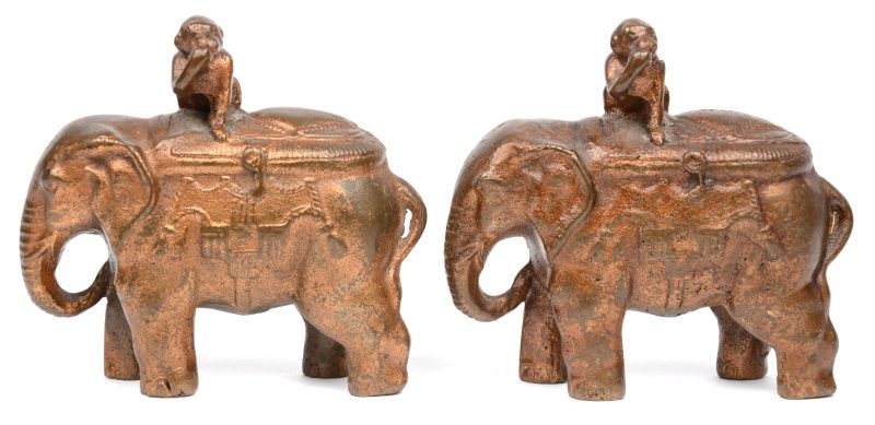 Een paar bronzen olifantjes met aapjes op de rug.