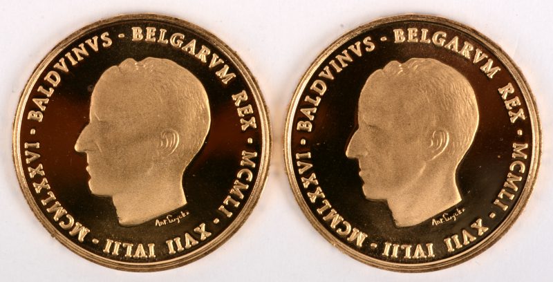 Twee herdenkingsmunt Boudewijn 1976. 900/1000. Bruto: 6,45 g. per munt Goudgewicht: 5,805 g. per munt. FDC.