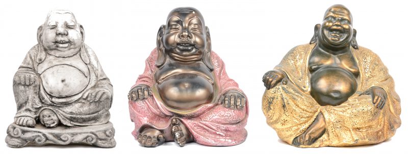 Drie verschillende gepolychromeerde aardewerken Boeddha’s.