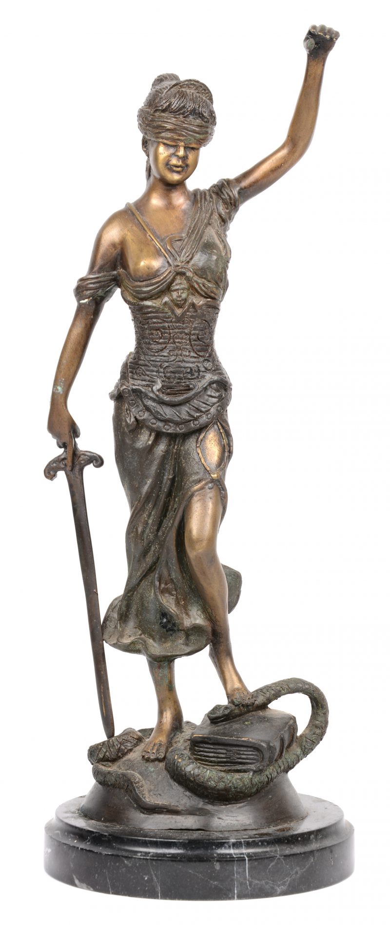 ‘Vrouwe Justitia”. Een bronzen beeld op marmeren sokkel. Weefschaal manco.