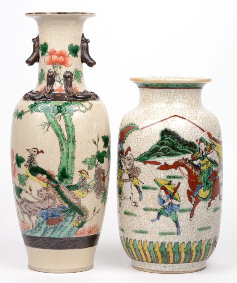 Twee verschillende vazen van Nanking-aardewerk. Eén gemerkt onderaan.