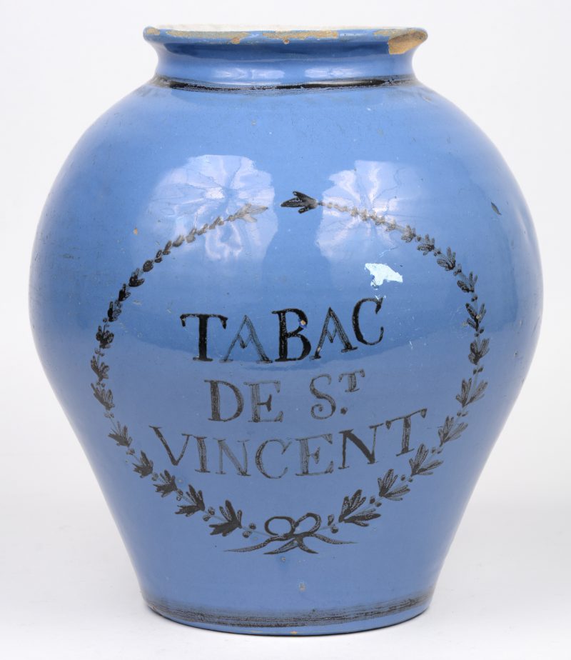 “Tabac de St. Vincent.” Een lichtblauwe Luxemburgse tabakspot. Vroeg 19de eeuw. Randschilfer.