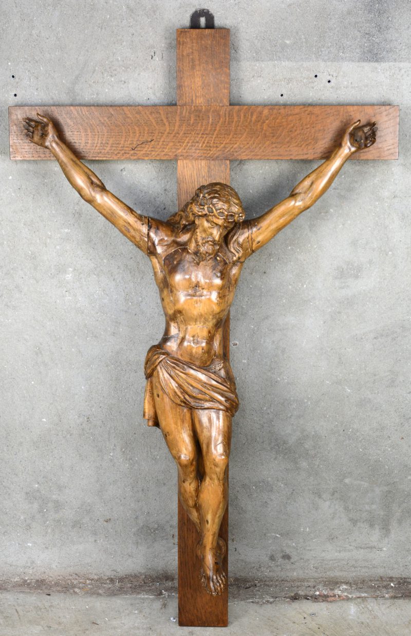 Een gebeeldhouwde lindehouten Christus aan het kruis. Mogelijk XVIIIe eeuw. Kruis recenter.