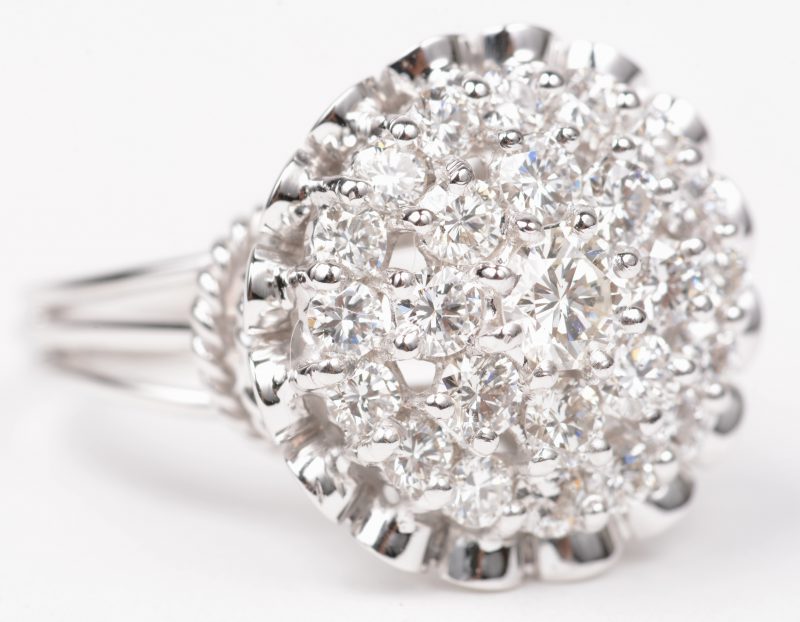 Een 18 K witgouden ring bezet met briljanten met een gezamenlijk gewicht van +- 1,40 ct.