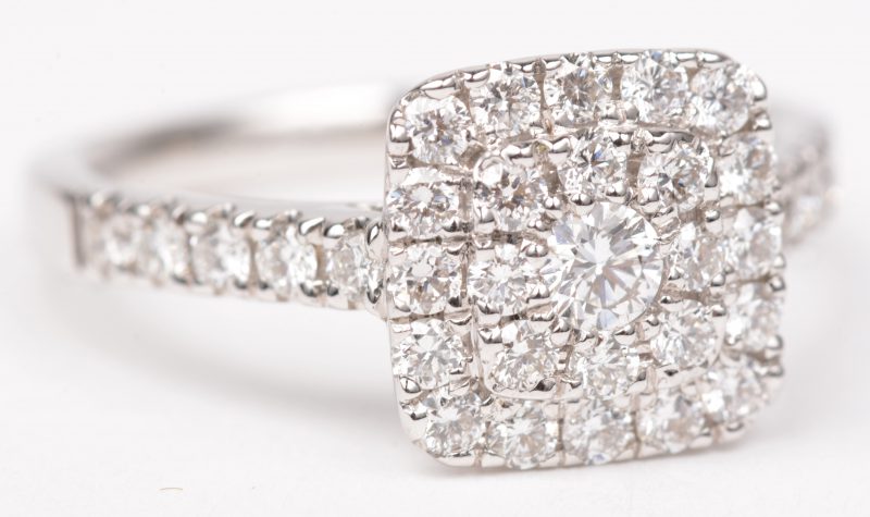 Een 18 K witgouden ring bezet met briljanten met een gezamenlijk gewicht van +- 0,64 ct.