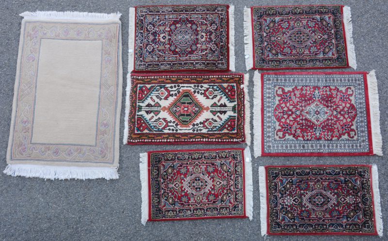 Zeven kleine wollen karpetten, handgeknoopt: 5 Indo-Bidjar, 1 Pakistaanse Tabriz en 1 Nepalees.