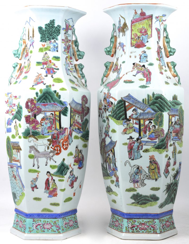Paar zeshoekige Chinese vazen met een meerkleurig decor van personages.