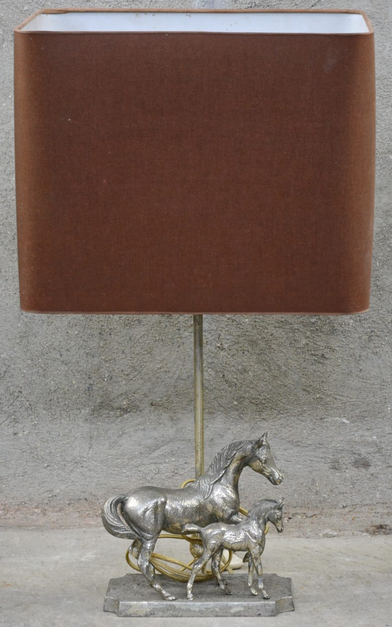 Een bronzen lampenvoet met zilverkleurig patina in de vorm van een merrie met haar veulen.