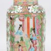 Een vaas van veelkleurig Cantonporselein versierd met personages in uitsparingen. Bodem doorboord. XIXde eeuw.