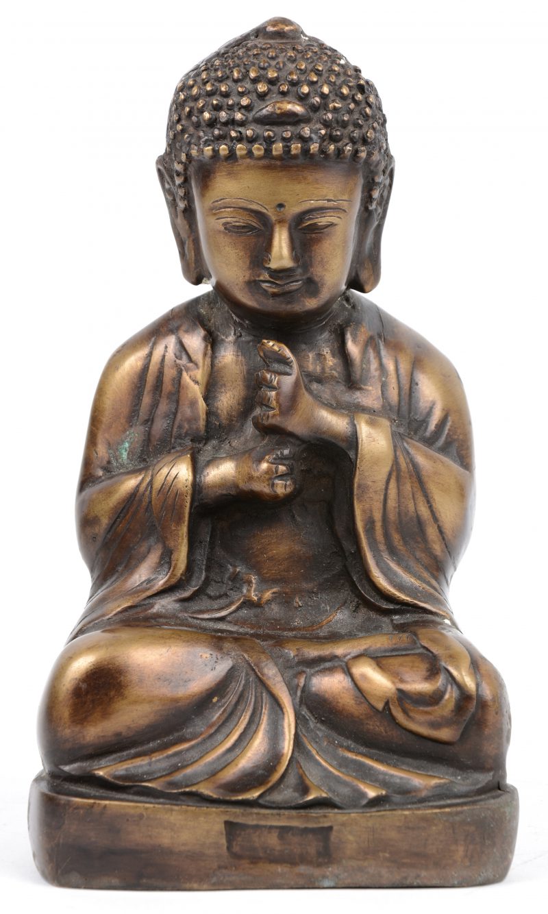 Een zittende Thaise Boeddha van brons.
