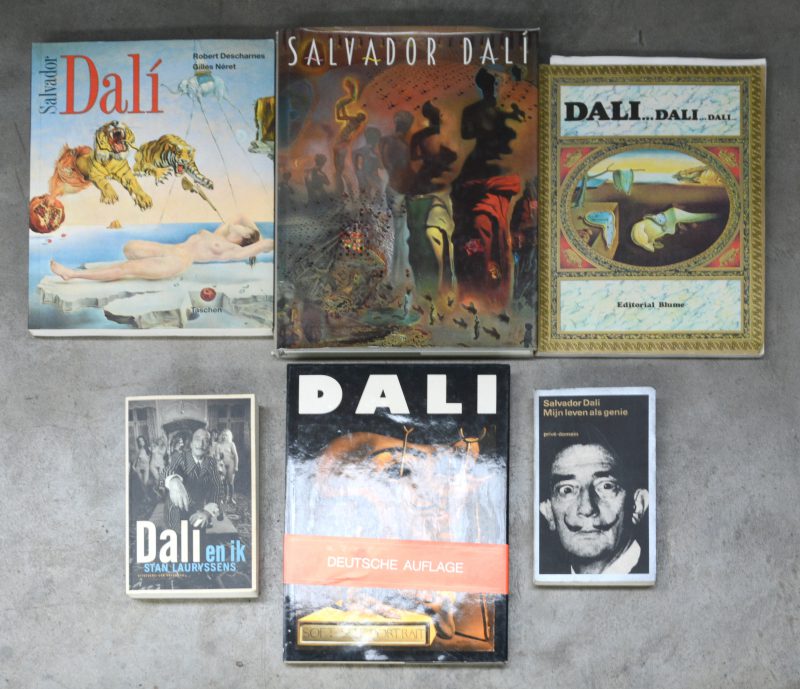 Een lot van zes boeken mbt tot Salvador Dali:- “Salvador Dali - Masterpieces from the collection of the Salvador Dali Museum. Kenneth Wach. Ed. Harry Abrams New York, 1996. (ENG)- “Salvador Dali”. Robert Descharnes & Gilles Néret. Ed. Taschen/ Librero. Keulen, 1990. (NL)- “Dali...Dali...Dali...”. MAx Gérard. Ed. Blume. Barcelona 1983. (ES)- “Dali”. Gomez de Liaño. Ed. Pligrafa. Barcelona, 1985 (DE)- “Dali en ik”. Stan Lauryssens. Ed. Van Halewyck. Leuven, 1998. (NL)- “Mijn leven als genie”. Salvador Dali. Ed. De Arbeiderspers. Amsterdam, 1968. (NL)-