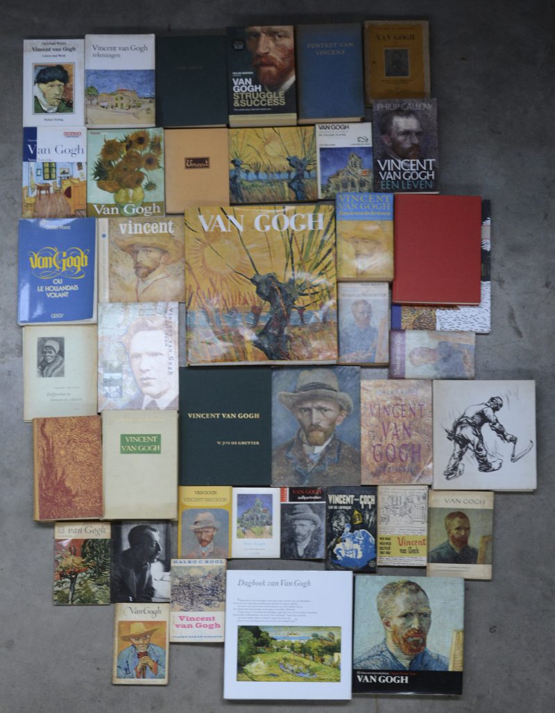 Een groot en gevarieerd lot boeken en uitgaven met betrekking tot Vincent Van Gogh. 42 stuks.