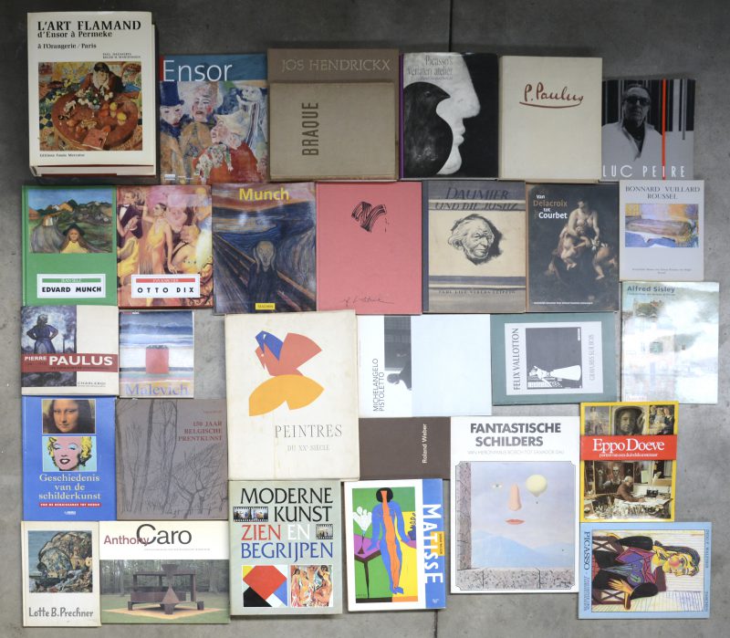 Een groot en gevarieerd lot boeken met betrekking tot, overwegend moderne kunst, Belgisch en internationale kunstenaars. 28 uitgaves.
