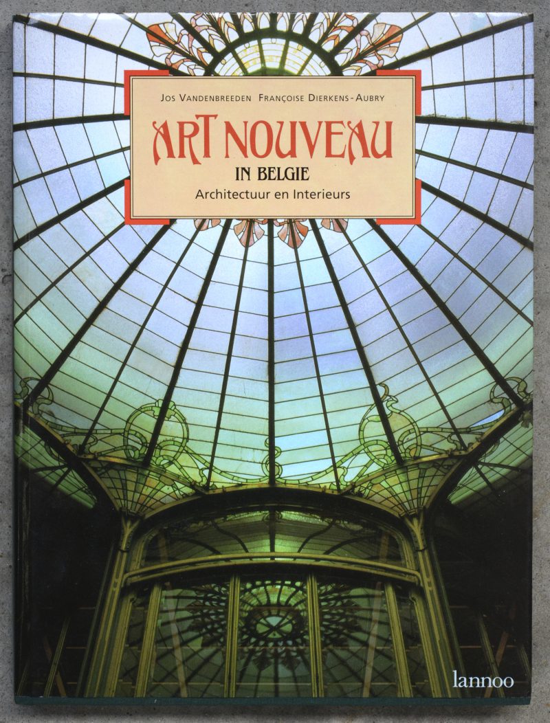 J. Vandenbreeden, F. Dierkens-Aubry, “Art Nouveau in België, Architectuur en Interieurs”. Ed. Lannoo 1999, 6de druk. Met stofwikkel, linnen band met goudopdruk. Als nieuw.