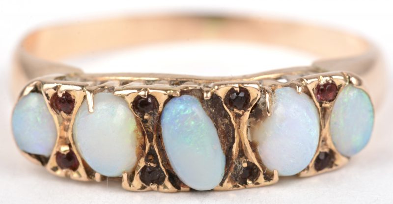 Een 18 K geelgouden ring bezet met opaal.