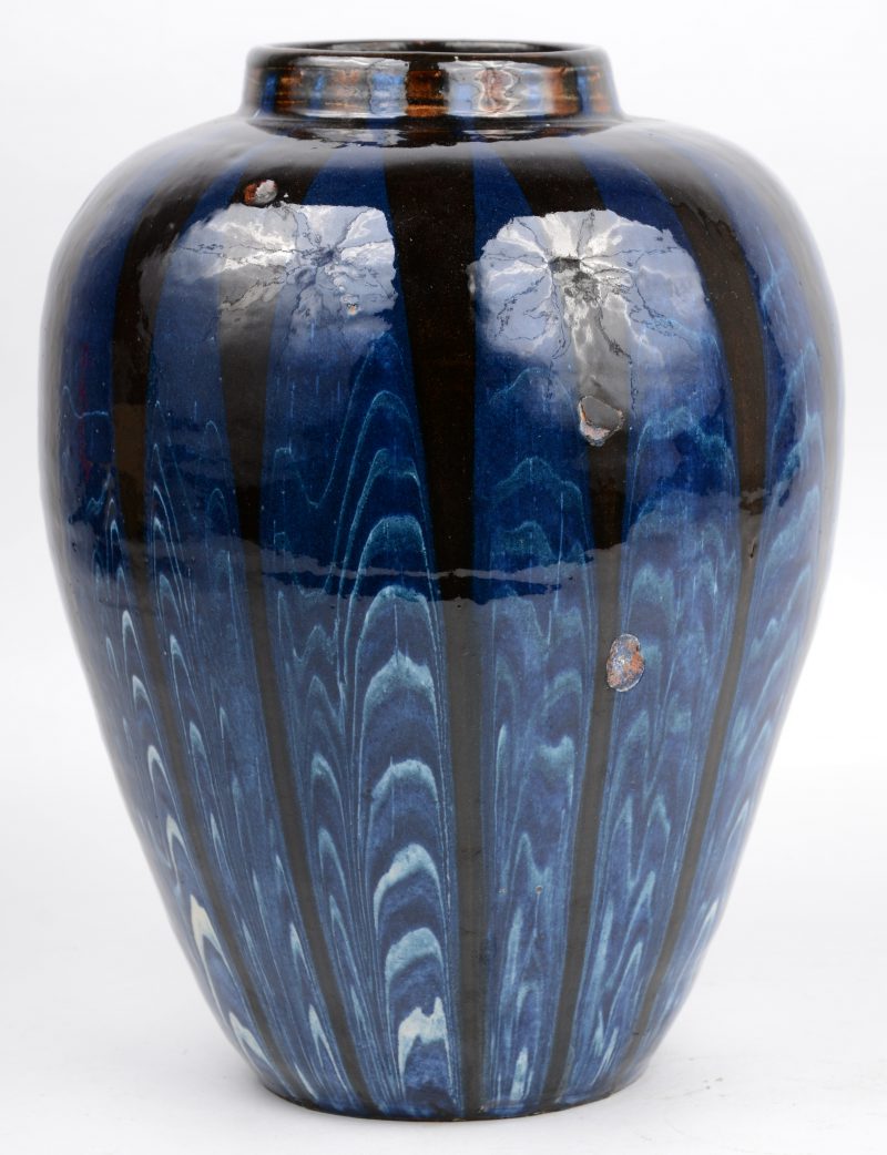 Een aardewerken vaas met meerkleurig glazuur.