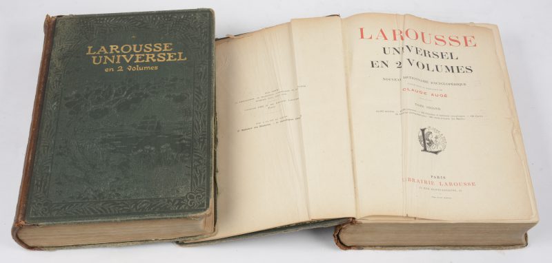“Larousse Universel en 2 volumes”. 1922 & 1923. Deel 1 met enkele losse pagina’s.
