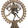 Een bronzen voorstelling van Shiva Nataraja, “Koning van de dans”, die de dwerg Muyalaka, symbool van onwetendheid, vertrappeld.