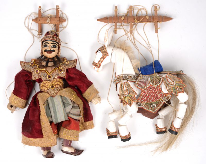 “Paard” & “Tovenaar”. Twee handgemaakte Birmaanse poppen.