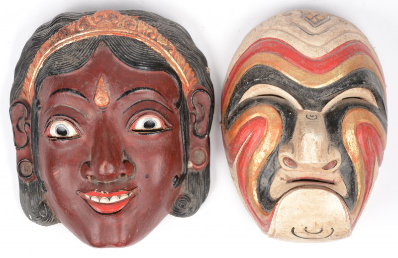 Twee Balinese maskers van gepolychromeerd hout.