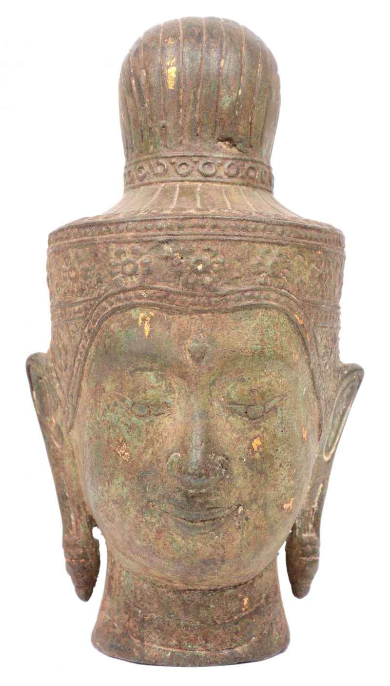 Een bronzen Boeddhahoofd. Thailand. Sporen van verguldsel.